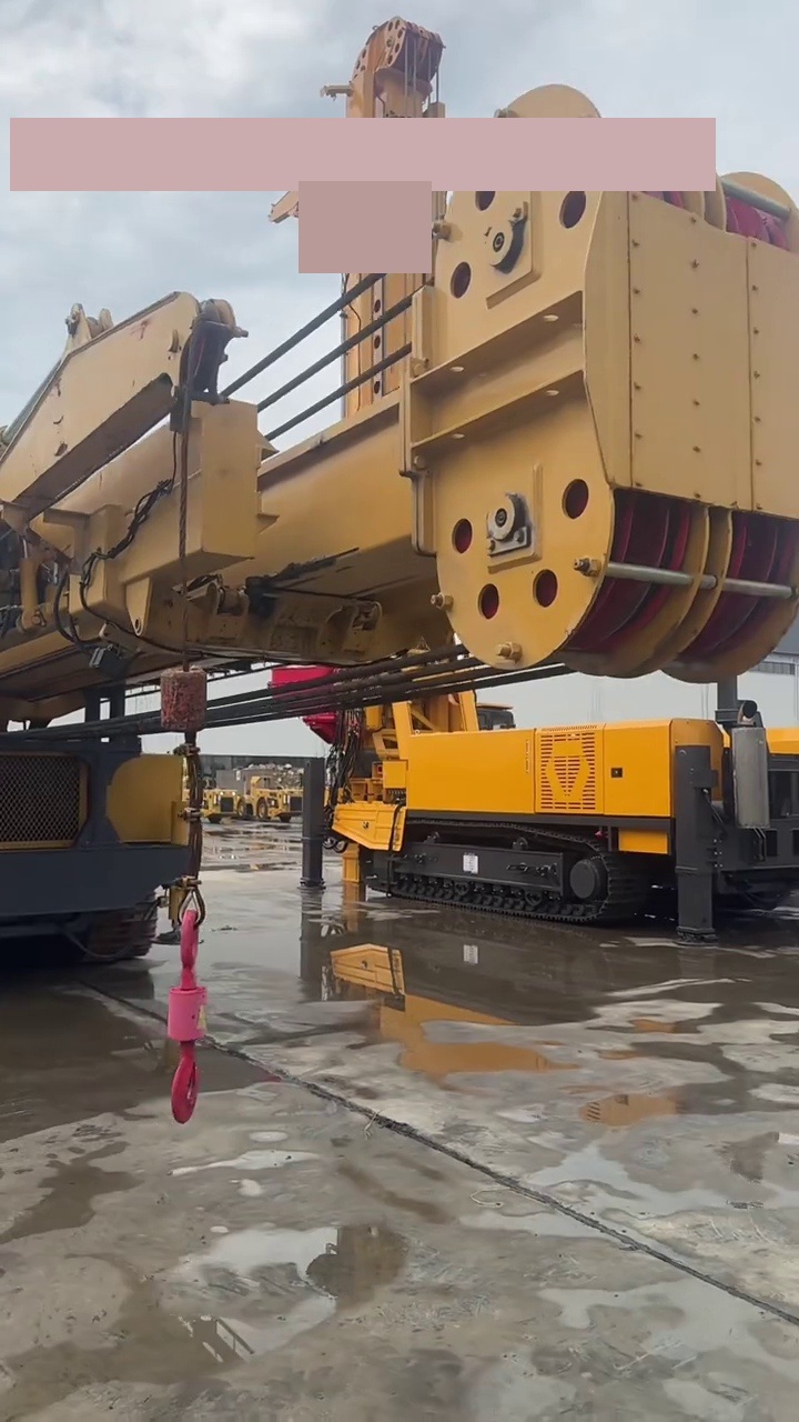 Crawler water-well drilling rig viewed from the drilling assembly
